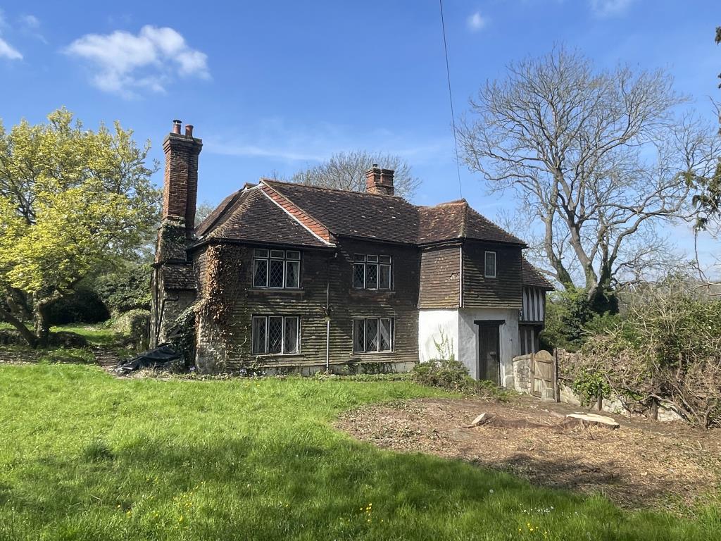 Lot: 102 - PERIOD DETACHED HOUSE FOR REFURBISHMENT WITH OVER A THIRD OF AN ACRE - view of period detached house in need of refurbishment